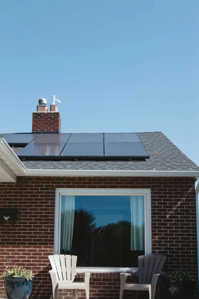 Einfamilienhaus mit Photovoltaikmodulen auf dem Schrägdach – Elektrotechnik -Level Up