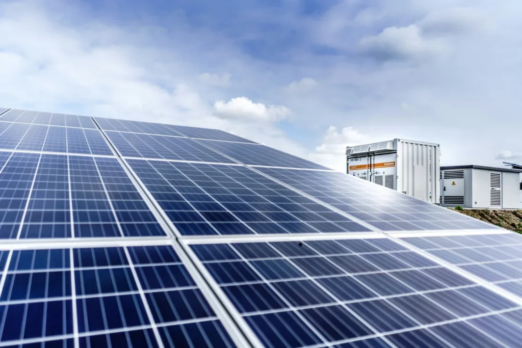 Großflächige Solaranlage auf einem Gewerbedach unter blauem Himmel – Elektrotechnik -Level Up