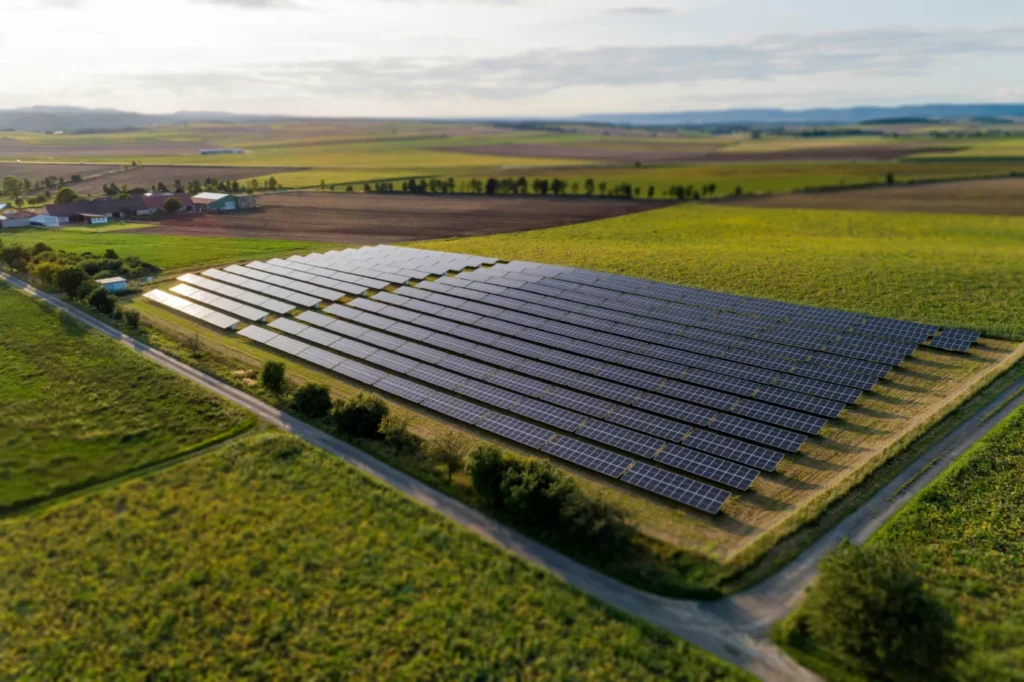 Freiflächen-Photovoltaikanlage auf einem Solarfeld in ländlicher Umgebung – Elektrotechnik -Level Up