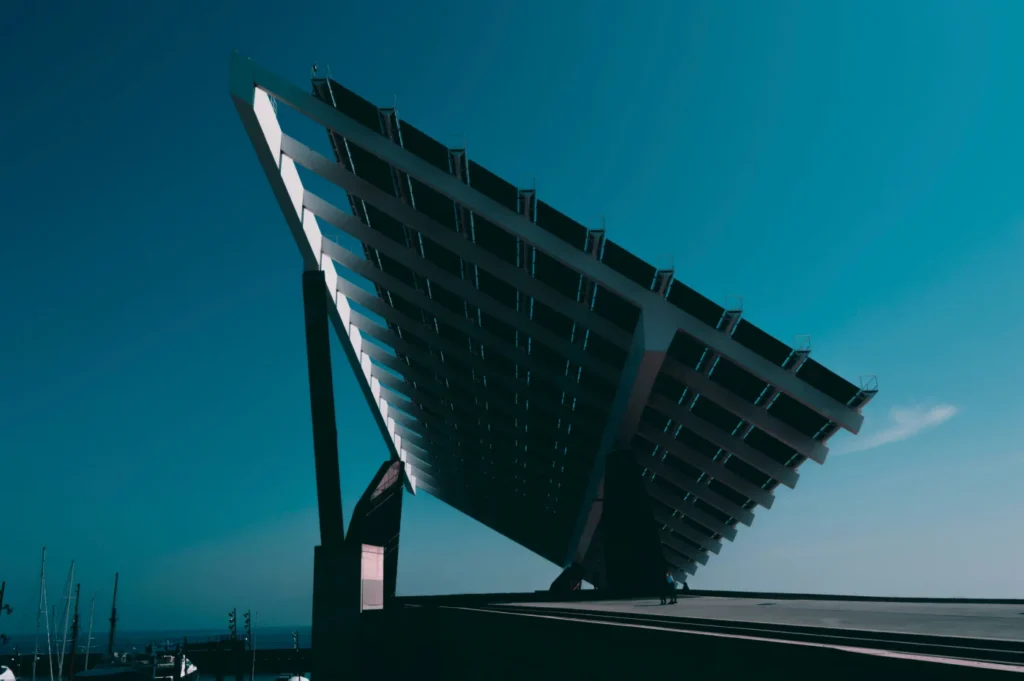 Freistehende Photovoltaikanlage auf einer Unterkonstruktion vor blauem Himmel – Elektrotechnik -Level Up