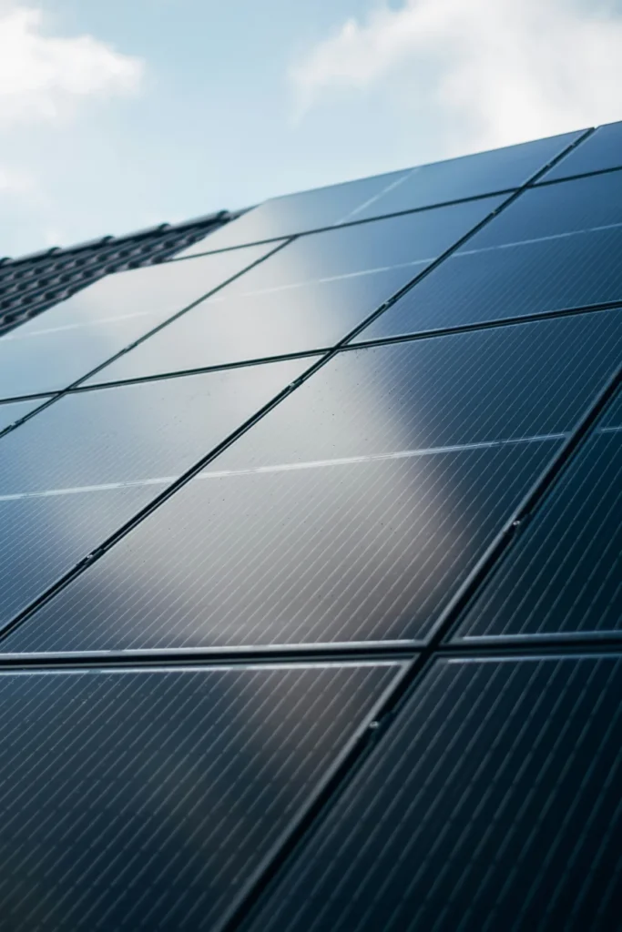 Nahaufnahme moderner Photovoltaikmodule mit spiegelnder Glasoberfläche – Elektrotechnik -Level Up
