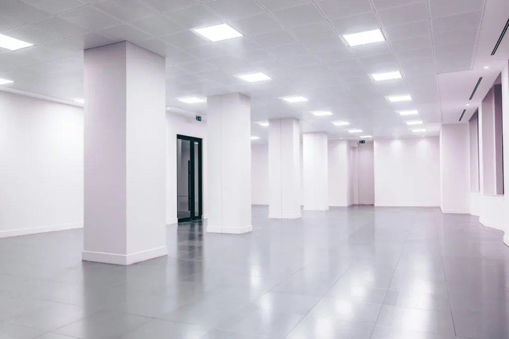 Heller Büro- oder Gewerberaum mit energieeffizienter LED-Deckenbeleuchtung – Elektrotechnik -Level Up