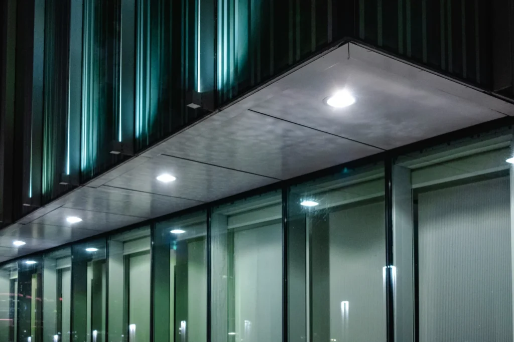 Moderne Gebäudefassade mit energieeffizienter LED-Außenbeleuchtung – Elektrotechnik -Level Up