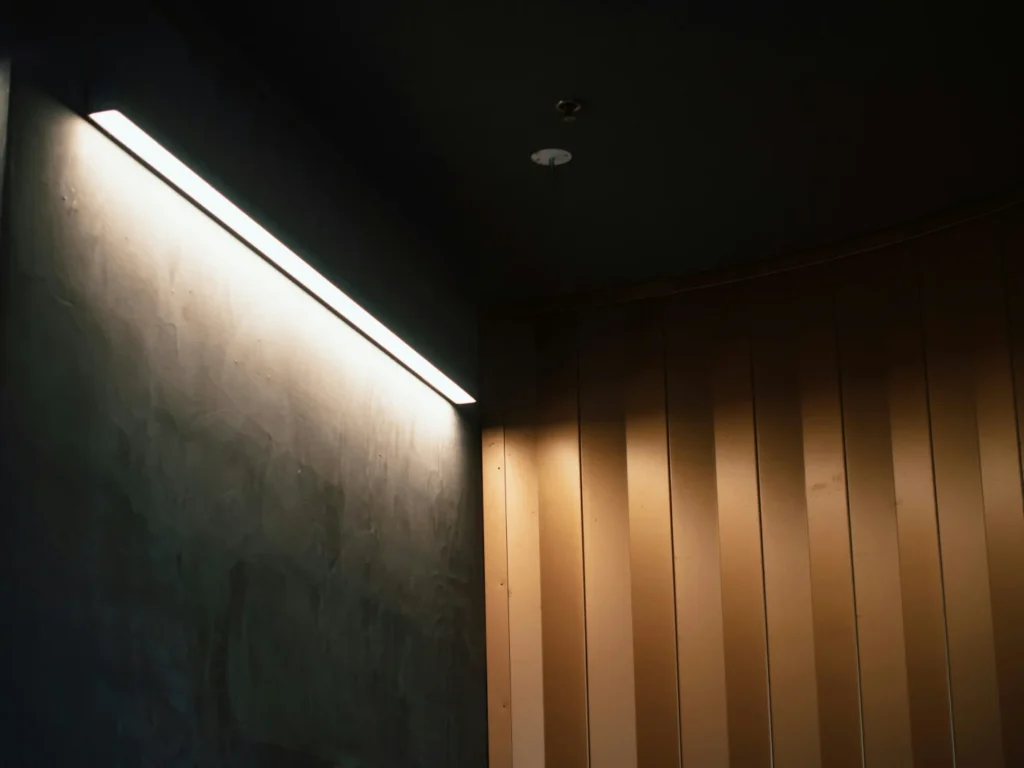 Moderne LED-Wandbeleuchtung in einem stilvollen Innenraum – Elektrotechnik -Level Up