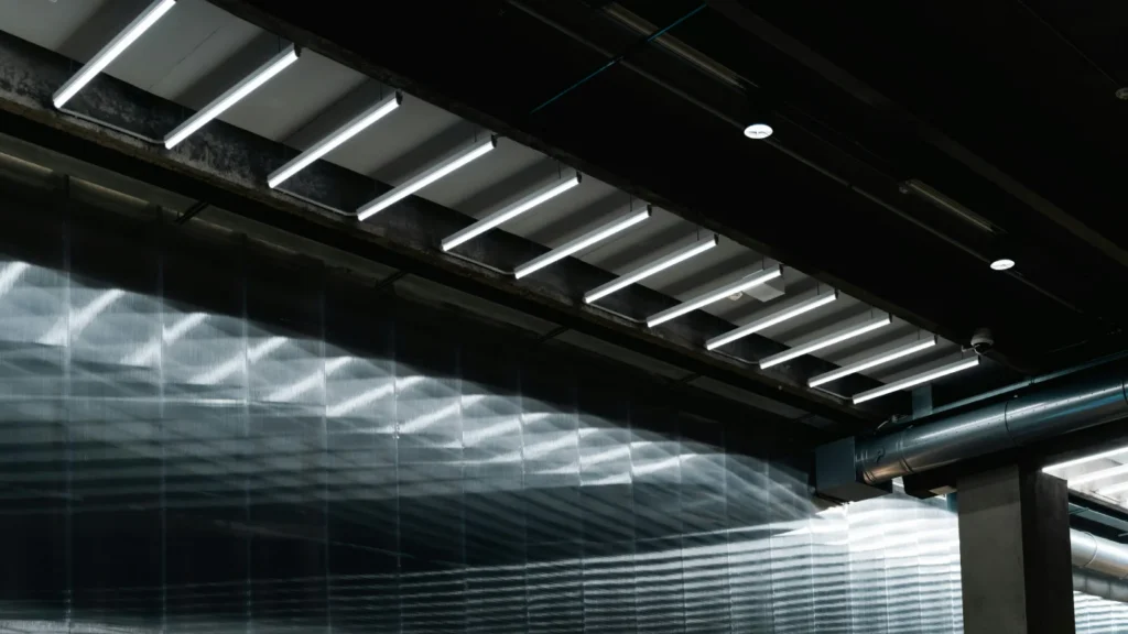 Industriehalle mit energieeffizienter LED-Hallenbeleuchtung – Elektrotechnik -Level Up