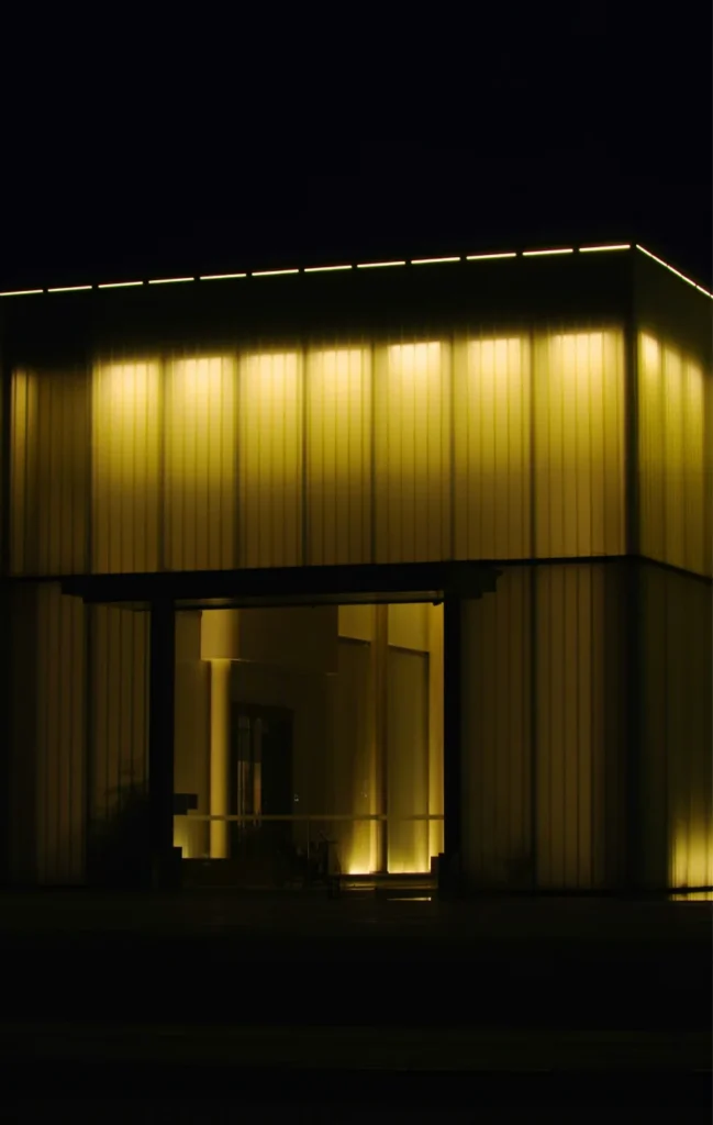 Modernes Gebäude mit architektonischer Fassadenbeleuchtung bei Nacht – Elektrotechnik -Level Up