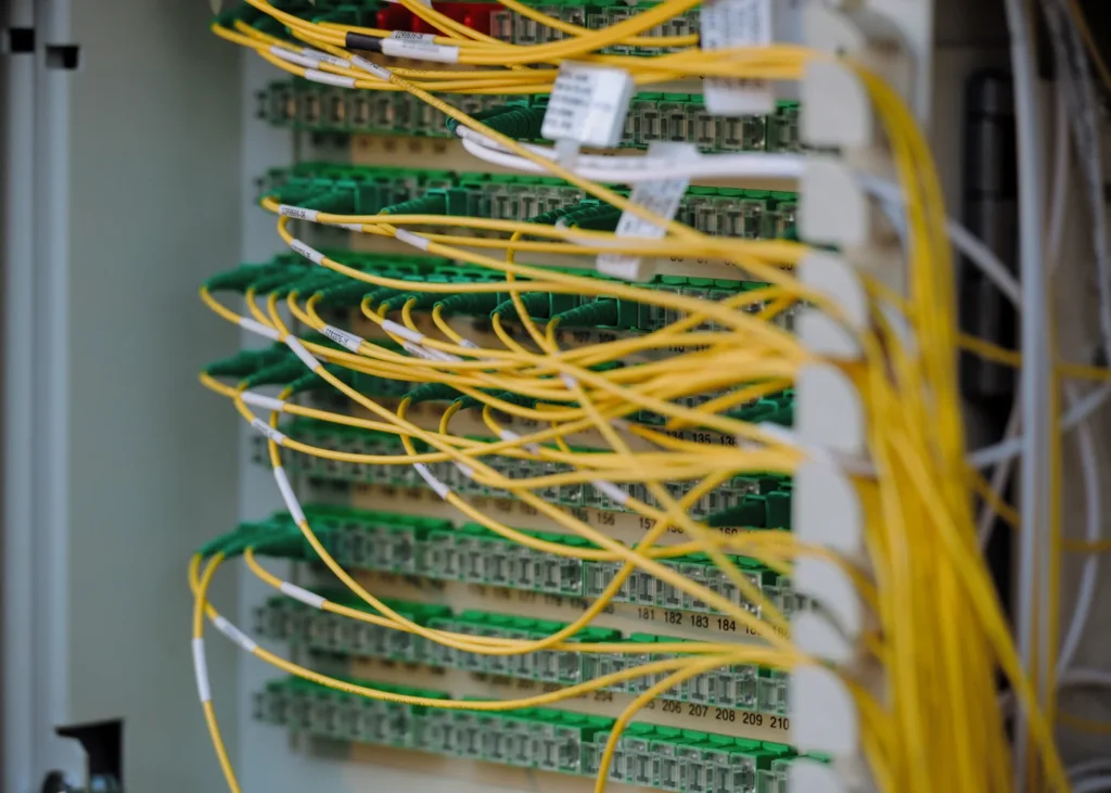 Glasfaser-Patchpanel mit gelben LWL-Kabeln in einem Netzwerkschrank – Elektrotechnik -Level Up
