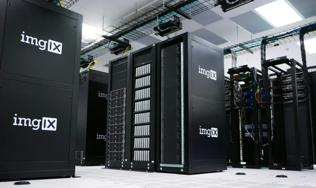 Schwarzer IBM-Server in einem professionellen Rechenzentrum – Elektrotechnik -Level Up