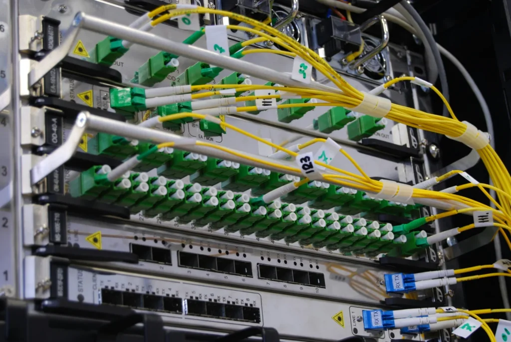 Professionelles Glasfaser-Patchpanel mit angeschlossenen LWL-Kabeln – Elektrotechnik -Level Up