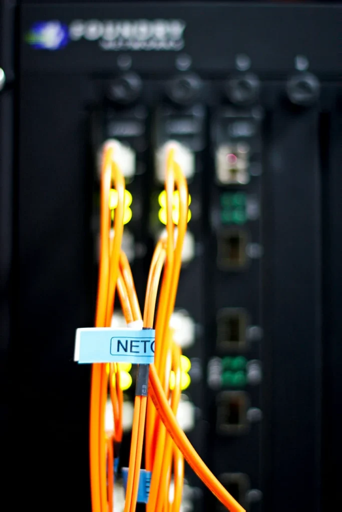 Leuchtende Glasfaser-Steckverbindungen an einem Netzwerk-Switch in Nahaufnahme – Elektrotechnik -Level Up