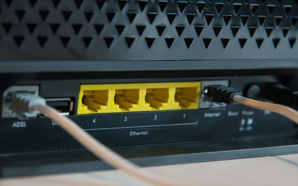 Vier gelbe Ethernet-Ports an einem Netzwerkgerät oder Router in Nahaufnahme – Elektrotechnik -Level Up
