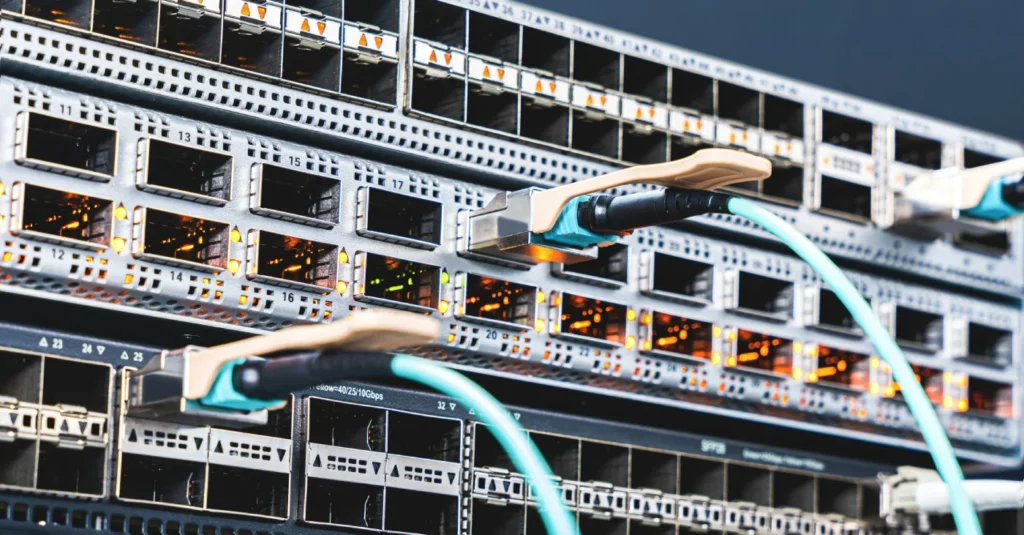 Patchpanel mit Netzwerk-Switches und angeschlossenen Ethernet-Kabeln in einem Server- oder Netzwerkschrank – Elektrotechnik -Level Up